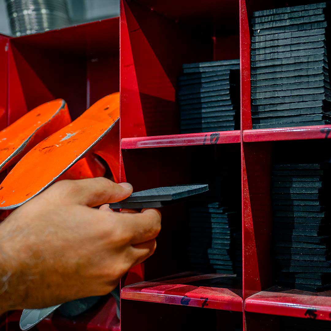Skomager i Glostrup vælger hæl til sko reparationen